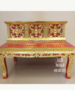 ตู้พระอภิธรรมหรือตู้พระธรรม แกะเป็นลายดอกไม้ แล้วปิดทองร่องสีแดง
